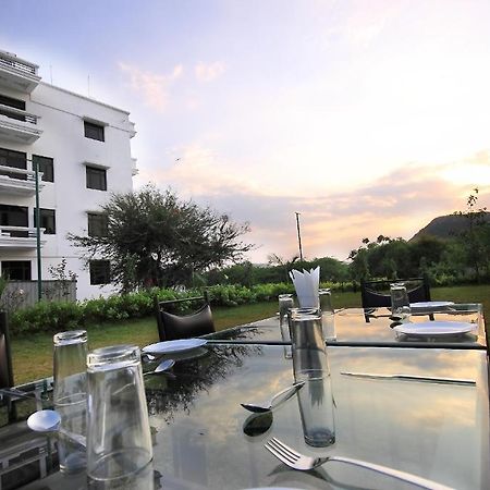 โรงแรมเทวี พาเลซ อุเดเปอร์ ภายนอก รูปภาพ
